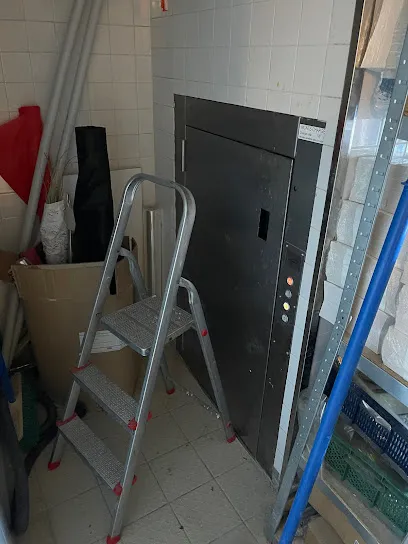 Photo de Dépannage monte charge paris (monte fûts monte plats) Déblocage ,installation, réparation