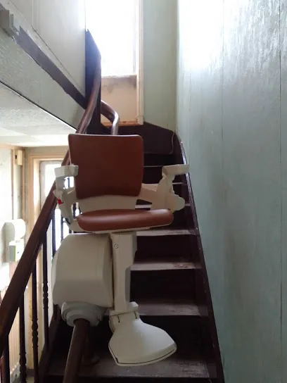 Photo de Expert monte escalier Côtes d'Armor, Saint-Brieuc, Brest | Spécialiste des ascenseurs privatifs, montes personne, PVE | AMEO